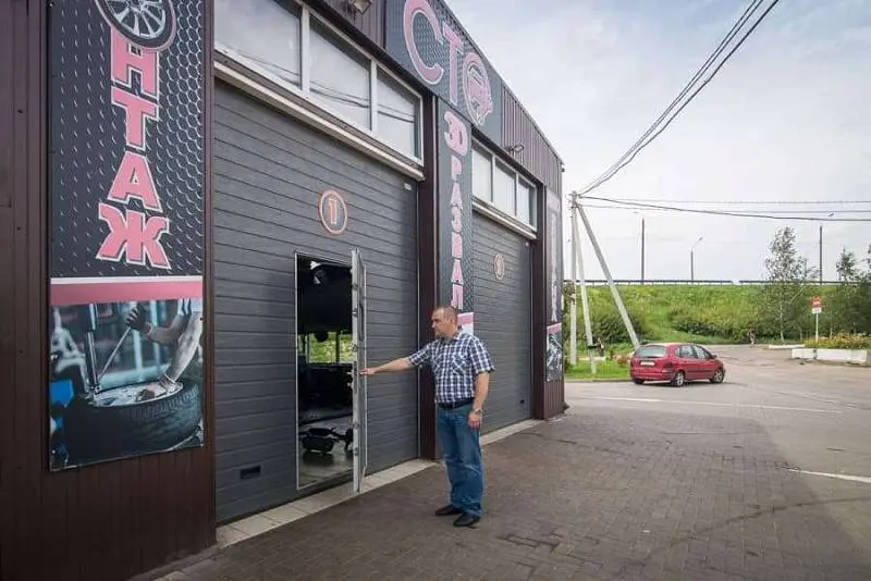 Секционные ворота для СТО с калиткой