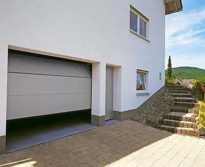 Гаражные секционые ворота с боковой дверью серии Prestige Гаражные секционые ворота с боковой дверью серии Prestige